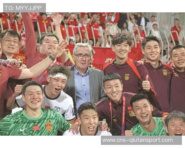 国足迎战新加坡期待突破重围全力争取胜利展现团队实力与斗志